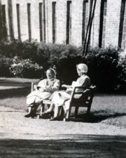 Lapinlahden vanhan sairaalan historiakierrokset jatkuvat taas!

Kierroksilla kuullaan mm. sairaalan historian kuuluisimmasta potilaasta Aleksis Kivestä, puiston ja sairaalan rakentamisesta sekä ylilääkäreistä, esimerkiksi Christian Sibeliuksesta – Jean Sibeliuksen veljestä – ja vuonna 1988 perustetun Pro Lapinlahden historiasta. Tervetuloa!

Historiakierrokset lähtee liikkeelle Lapinlahden auditoriosta.

Liput: 12 €
Liput myynnissä Kahvila Lähteeltä.

Ryhmät:
Ottakaa etukäteen yhteyttä:
kahvila@lapinlahdenlahde.fi

Tarkemmat aikataulut löytyvät
Facebook-tililtämme sekä nettisivujemme ”Tapahtumat”-osiosta.