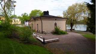 Saunarakennus kesällä