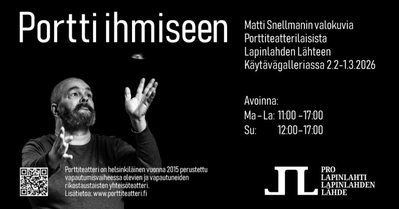 Mustalla taustalla mies joka seisoo käsi ylhäällä.