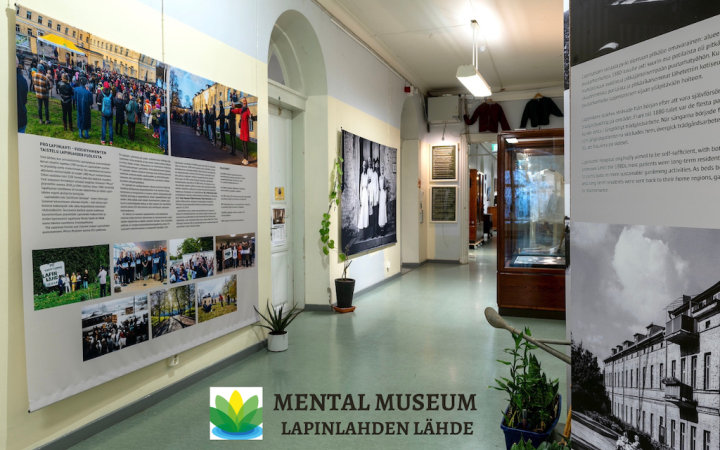 Kuvassa Mental Museum Lapinlahden Lähteen käytävä, infotauluja, kuvia museon historiasta.