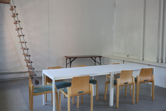 Kuvassa etualalla on pöytä ja tuoleja.