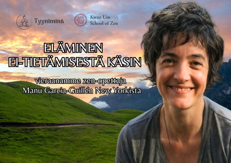 Nainen seisoo vihreällä nummella auringonlaskun aikaan.