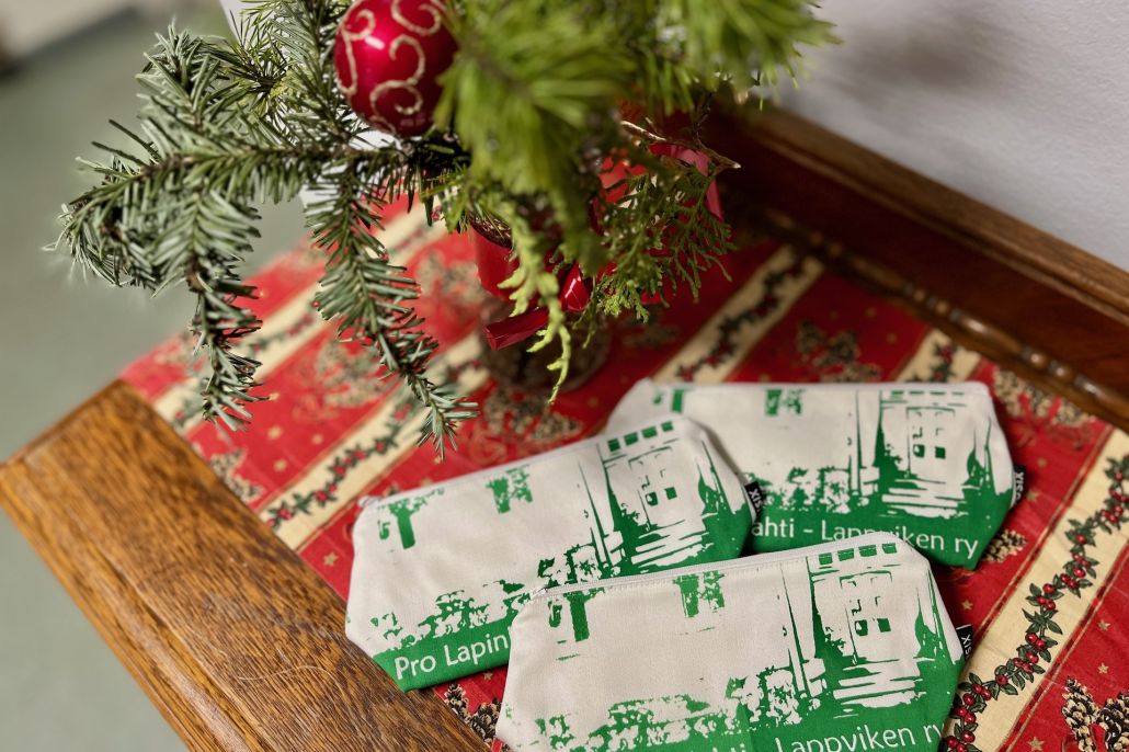 Kuusi, koristeita ja meikkipussukoita