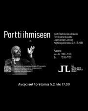 ❄️Helmikuussa Lapinlahden Lähteellä avautuu kolme uutta näyttelyä, jotka käsittelevät ihmisyyttä, solidaarisuutta ja luontosuhdetta. Näyttelyt ovat esillä Käytävägalleriassa, Kahvila Lähteellä sekä Venetsia-talossa sijaitsevassa Galleria Kirjossa.

Päärakennuksen näyttelyt ovat avoinna ma–la klo 11–17 ja su klo 12–17.

Lämpimästi tervetuloa💚

NÄYTTELYT:

Valokuvaaja Matti Snellman: Portti ihmiseen
2.2.-1.3.2026
Käytävägalleria, 1.krs
Avoinna ma–la klo 11–17, su klo 12–17
Avajaiset torstaina 5.2. klo 17.00

Valokuvanäyttely, jonka teokset on kuvattu Porttiteatterin harjoituksissa tilanteissa, joissa esiintyjät ovat eläytyneet esitysten teemoihin ja peilanneet omia kokemuksiaan aiheista. Kuvien intensiivinen tunnelma ja vahva läsnäolo syntyvät esiintyjien rohkeudesta heittäytyä teatterin leikkiin, sen suomaan vapauteen sekä haluun avautua ja näyttää tunteita.
-----------------------------
Anastasia Djudjajeva: Kalevala kaltereiden takaa
2.2.-20.3.2026
Kahvila Lähde, 1.krs
Avoinna ma–la klo 11–17, su klo 12–17

Venäläisen taiteilijan teoksia ja tarina poliittisena vankina. Anastasia jatkaa maalaamista vankeudesta huolimatta. Teoksissa korostuvat luonto, hiljaisuus ja ihmisen sisäinen voima.Koko näyttelyn ajan kerätään kirjeitä ja tukisanoja Anastasialle Initiative FoReDi ry:n kautta.
-----------------------------
Autismisäätiö: Kukkia tuulessa
2.2.-1.3.2026
Venetsia-talo
Avoinna la–su klo 12–16
Avajaiset torstaina 5.2. klo 12–14
Kehystetään mietteitä -taidepaja lauantaina 14.2. klo 13–15. 

Autismisäätiön päivätoiminnan ryhmien teoskokonaisuuksia -näyttely avaa Galleria Kirjon näyttelyvuoden 2026. Teoksissa Lapinlahden maisema, luonto ja yhdessä koettu ympäristö ovat vahvasti läsnä. Mukana useita ryhmiä ja eri tekniikoita: piirustus, maalaus ja valokuvaus. 

SAAVUTETTAVUUS

Lapinlahden päärakennuksen ensimmäiseen kerrokseen on esteetön kulku Ruoholahden puoleisen sivuoven rampin kautta. Tarvittaessa työntekijät auttavat sinua mielellään. 
• Pyörätuolin käyttäjä voi tutustua myös esteettömyysoppaaseen, joka ohjeistaa kynnysten ylittämisessä ja antaa parhaat vinkit Lapinlahteen saapumiseen: https://lapinlahdenlahde.fi/.../FI-Q-door-access-ramp...💚