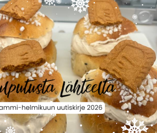 Vitriinissä kuohkeita laskiaispullia kermavaahdolla.