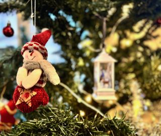 Joulukuusessa oleva lumiukkokoriste