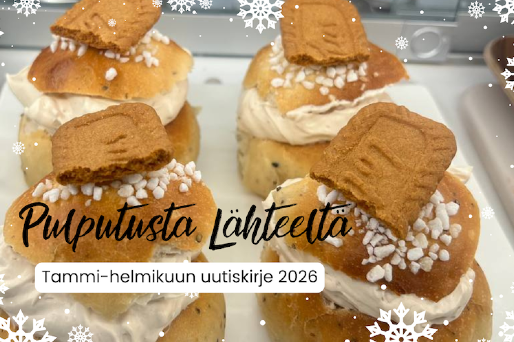 Vitriinissä kuohkeita laskiaispullia kermavaahdolla.