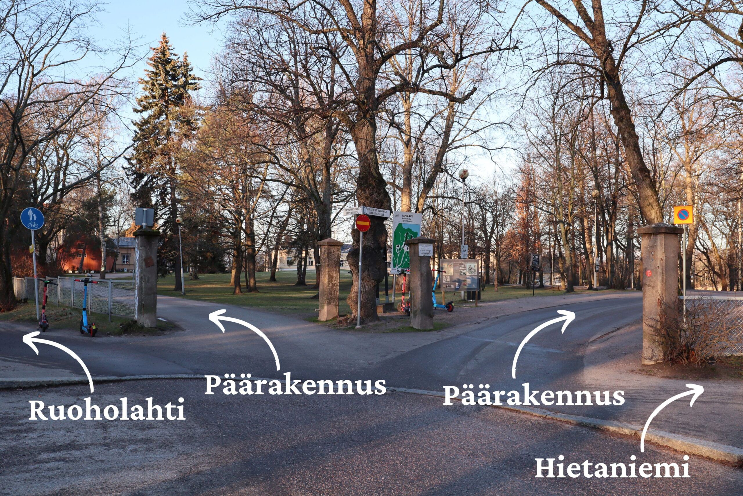 Kuvassa on Lapinlahden puiston pääportti sekä ohjenuolia, jotka kertovat, missä päärakennus ym. on