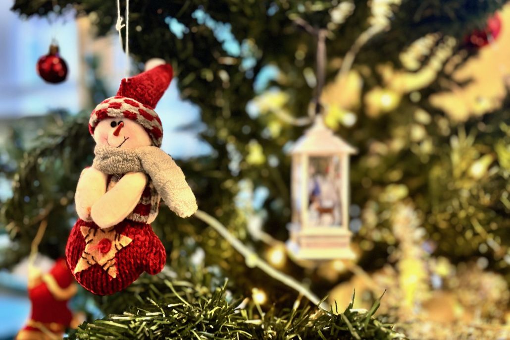 Joulukuusessa oleva lumiukkokoriste