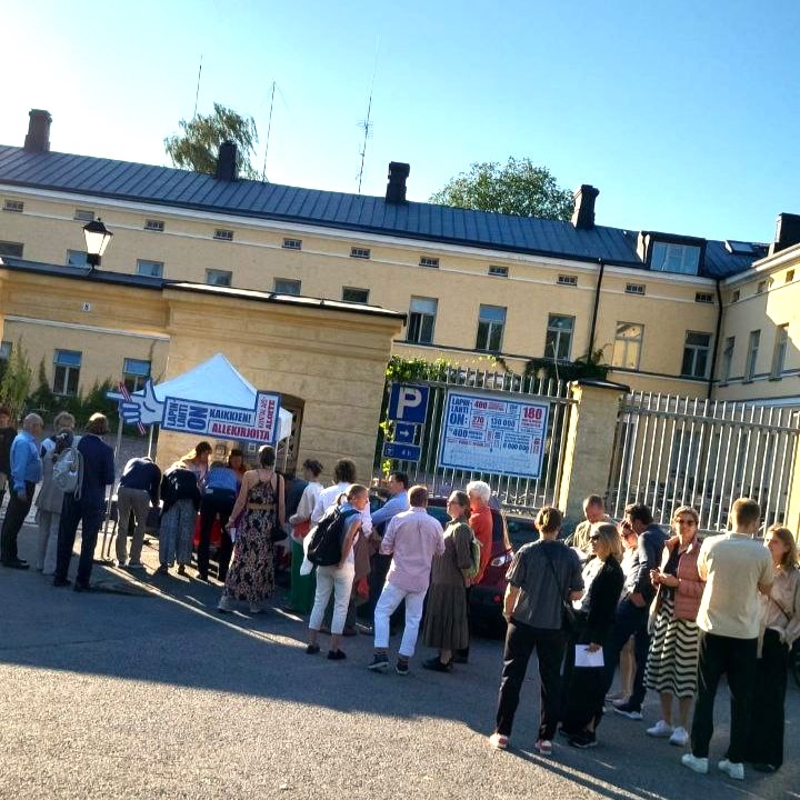 Suuri joukko ihmisiä jonottamassa allekirjoitusteltalle