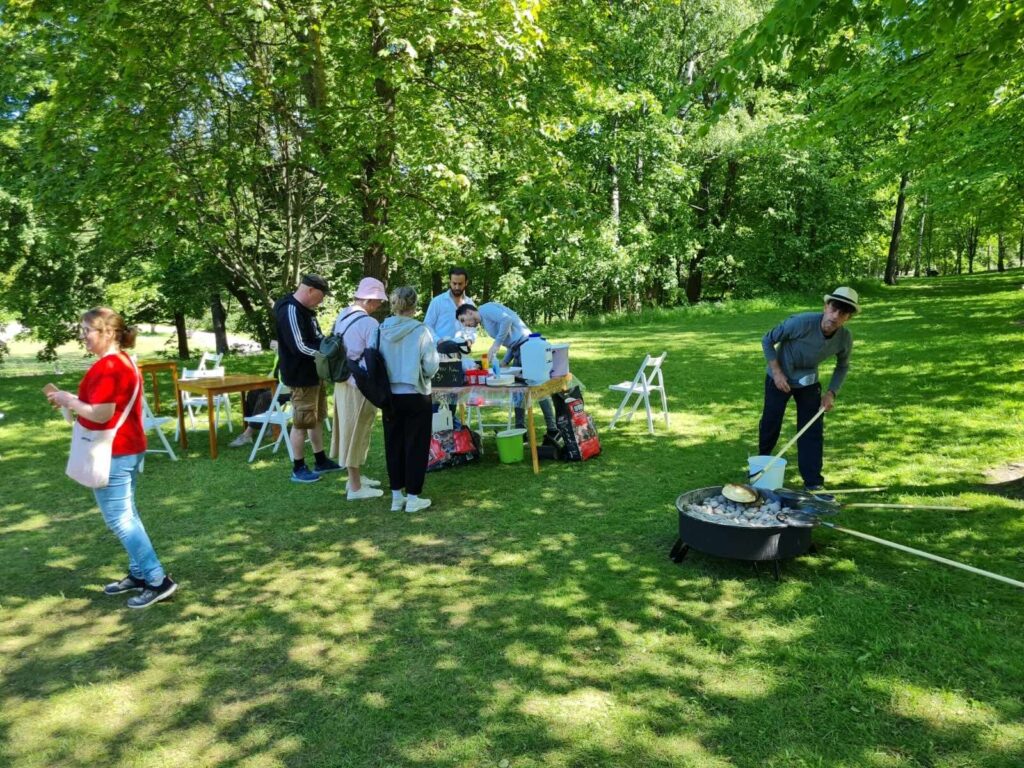 Ihmiset viettämässä kesäpäivää