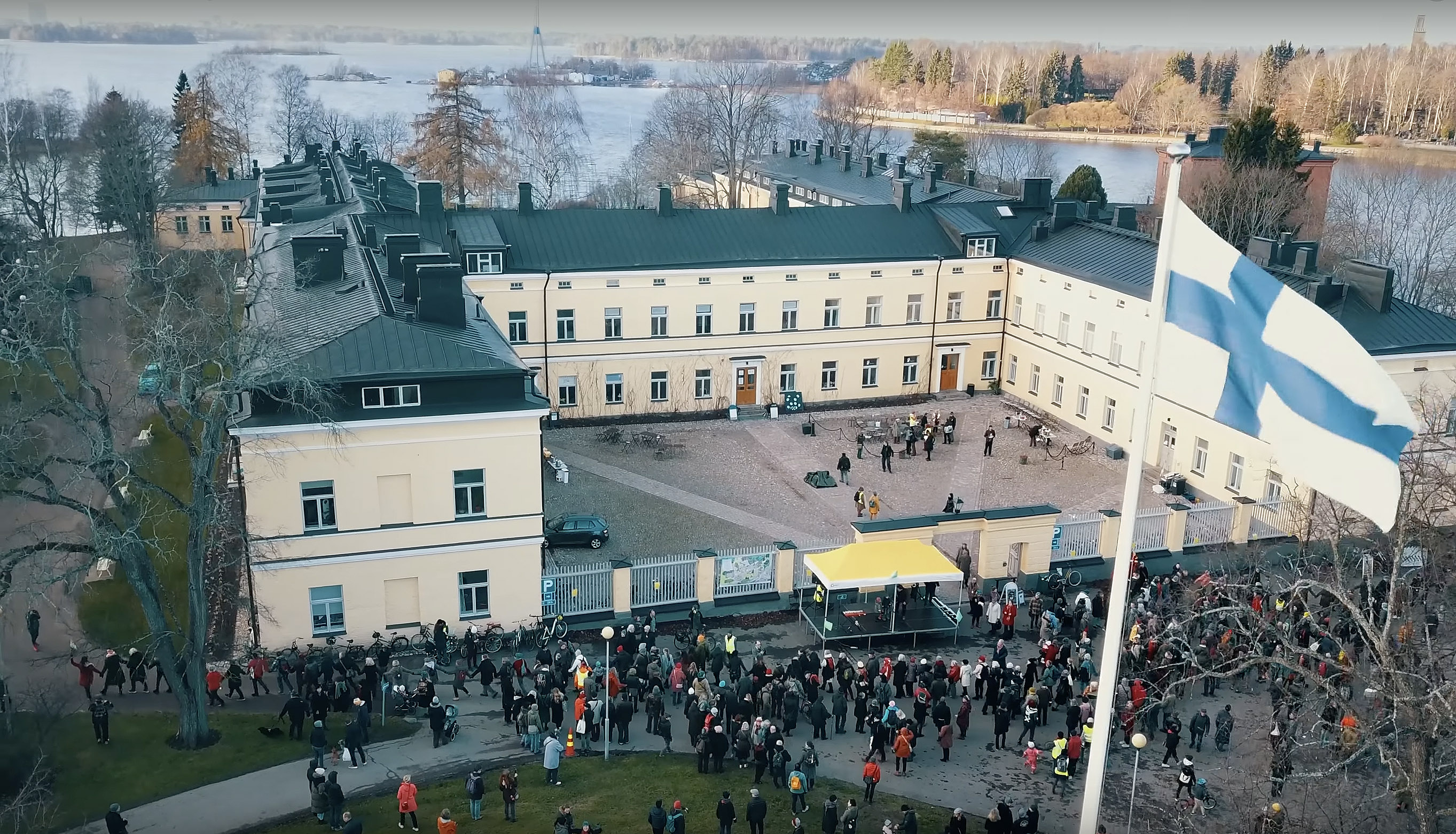 Lapinlahden sisäpiha täynnä kaupunkilaisia