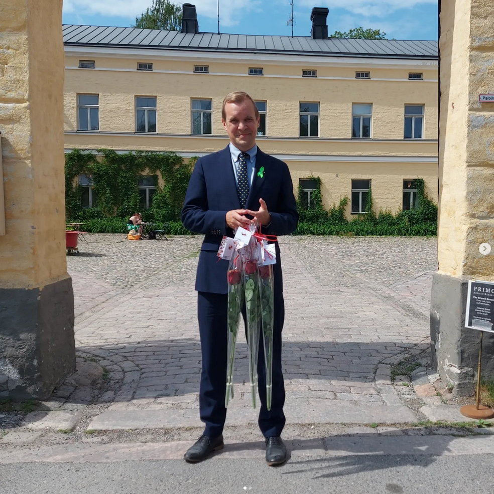 Ville ojentaa kukkia oppilaille