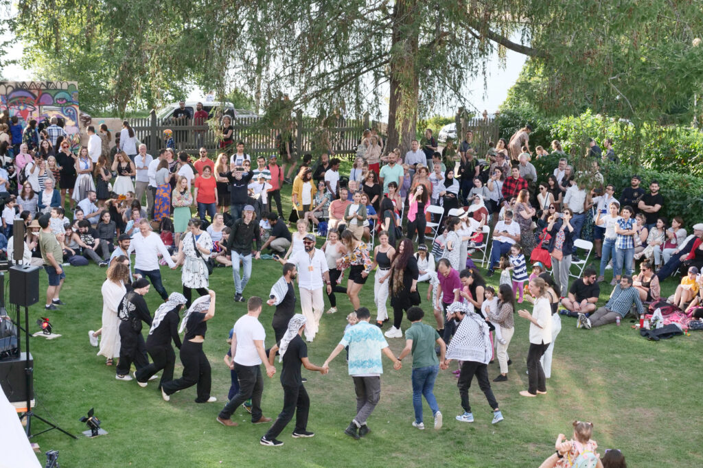 Kaikkien Lapinlahti yhteisö tanssi puutarhapihassa puistossa