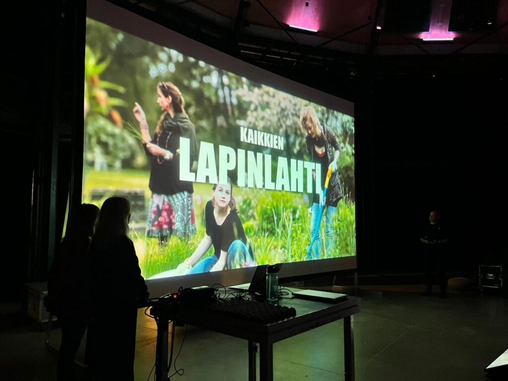 Lapinlahden Lähde -esitys menossa konferenssissa Riiassa.