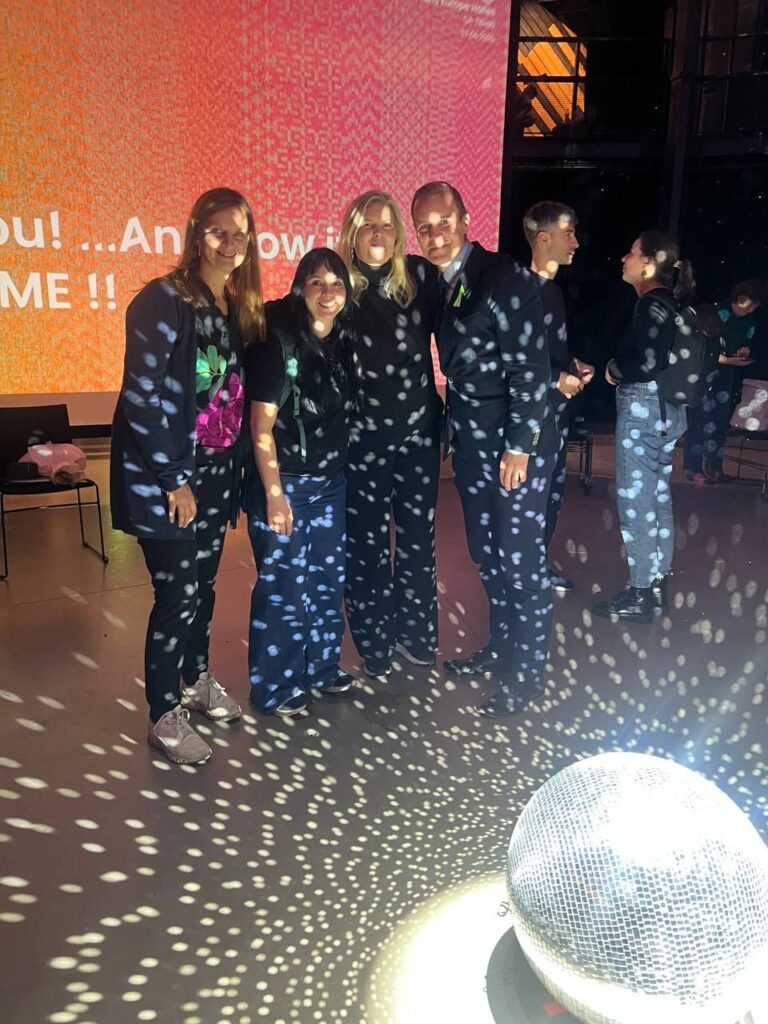 Discopallo hehkuu ja ihmisiä poseeraa taustalla.