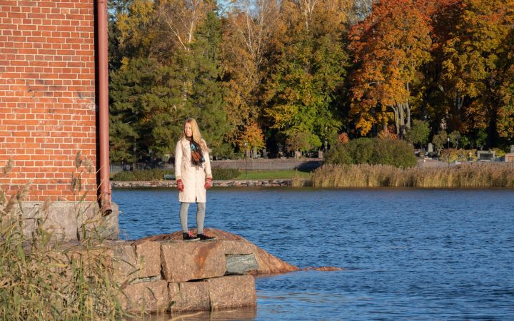 Kuvassa nainen laiturilla Lapinlahdessa. Ihmisiä Lähteellä: Siru Valleala