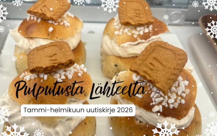 Vitriinissä kuohkeita laskiaispullia kermavaahdolla.