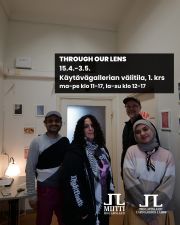 🌷Lämmin kevät kutsuu Lapinlahden Lähteelle, jossa on esillä mielikuvituksellisia, dokumentaarisia ja luontoaiheisia näyttelyitä. Näyttelyt ovat esillä Käytävägalleriassa, Osasto5:ssä, Aleksis Kiven käytävällä, Kahvila Lähteellä ja Venetsia-talossa sijaitsevassa Galleria Kirjossa.

Lämpimästi tervetuloa💚

NÄYTTELYT:

Through our Lens
15.4.-3.5.
Käytävägallerian välitila, 1. krs

Through Our Lense is a participatory photography project at MIITTI, exploring connection, belonging, and everyday life through diverse perspectives.

KOHTI – havaintoja rajapinnalta
4.3.-4.5.
Käytävägalleria, 1.krs
Avoinna ma–la klo 11–17, su klo 12–17

6 valokuvaajan yhteisnäyttely tarkastelee yksinäisyyttä eri elämäntilanteissa. Dokumentaariset sarjat käsittelevät muun muassa leskeyttä, mielenterveyttä, omaishoivaa ja eron jälkeistä yksin elämistä. 

Reeta Cagnani: Korjaava katse
10.4.-28.5.
Aleksis Kiven käytävä, 2.krs
Avoinna ma–la klo 11–17, su klo 12–17

Lapinlahdessa esillä olevien Voimaeläinten (karhu, kurki, orava, merikotka) sekä Afrikan eläinten katseista voit ammentaa samaa – turvaa, rauhaa tai voimaa. Ota vastaan se, mitä tänään tarvitset.

Tanja Talaskivi: Aamu Alvilassa
22.3.-11.5.
Kahvila Lähde, 1.krs
Avoinna ma–la klo 11–17, su klo 12–17

Valokuvanäyttely tekee näkyväksi Alvilan asukkaiden tarinat – herkkyyden, ihmisyyden ja arvon.
Kyse on myös heidän kodistaan, jota uhkaa muutos. 
----
Irja Tuomi: Salat julki
17.3.-10.5.
Osasto5, 1.krs
Avoinna ma–la klo 11–17, su klo 12–17

Salat julki -näyttely esittää etsaus- ja akvatintatekniikoin toteutettuja grafiikanvedoksia ja keramiikkaa. Teokset käsittelevät ajan kulkua, hiljaisuutta ja ihmisen sisäistä maailmaa.
----
Autismisäätiön kevätnäyttely: Mielikuvituksen voima ja vapaus
5.3.-17.5.
Venetsia-talo
Avoinna la–su klo 12–16
pe 8.5. klo 10-14

Autismisäätiön näyttely vie mielikuvitusmaailmaan. Piirustukset, maalaukset ja veistokset tuovat näkyväksi mielikuvituksen voiman, taidon ja tahdon luoda uutta. 

SAAVUTETTAVUUS

Lapinlahden päärakennuksen 1. kerrokseen on esteetön kulku Ruoholahden puoleisen sivuoven rampin kautta. Tarvittaessa työntekijät auttavat sinua mielellään💚