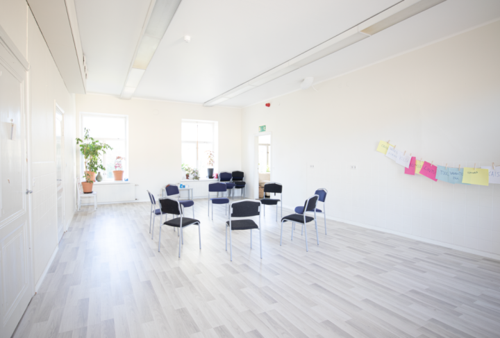 Kuvassa on Wanha labra, etualla on tuoleja ympyrässä.