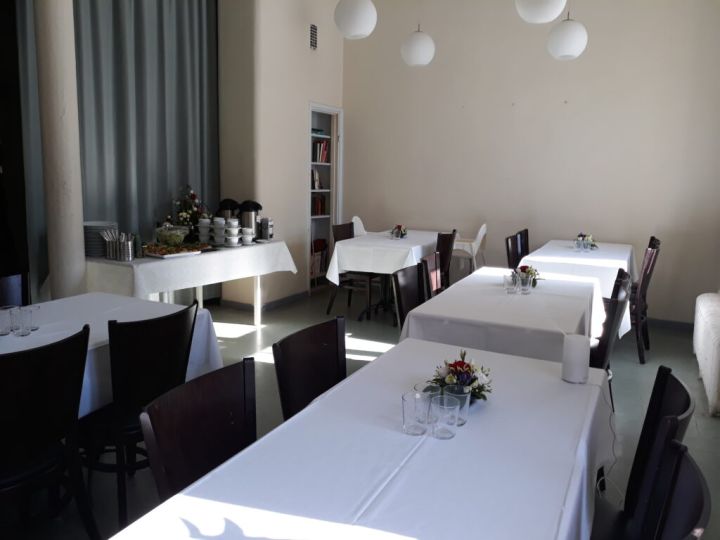 Kuvassa on katettuja pöytiä.