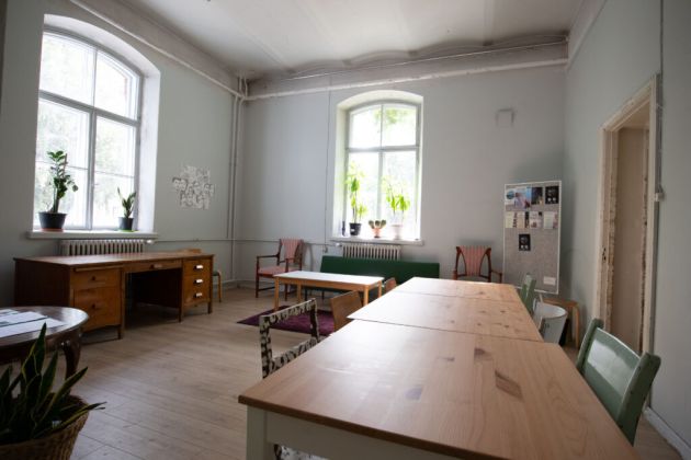 Kuvassa on Avoin tila, etualla oikealla on pöytä.