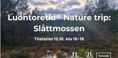 Luontoretki nature trip Slåttmossen info ja logot. Taustakuva on Slåttmossenin suota syksyllä auringonpaisteessa