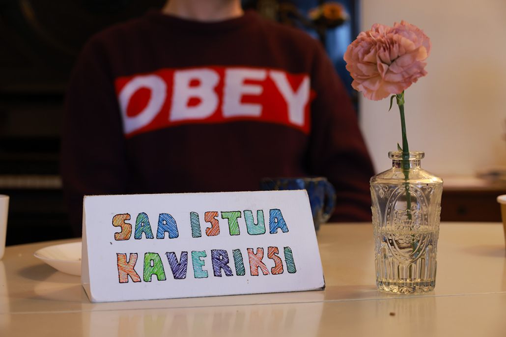 Kuvassa lappu jossa kerrotaan että saa istua kaveriksi.