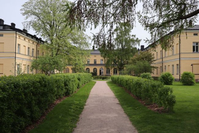 Lapinlahden Lähden sisäpiha kevätpäivänä