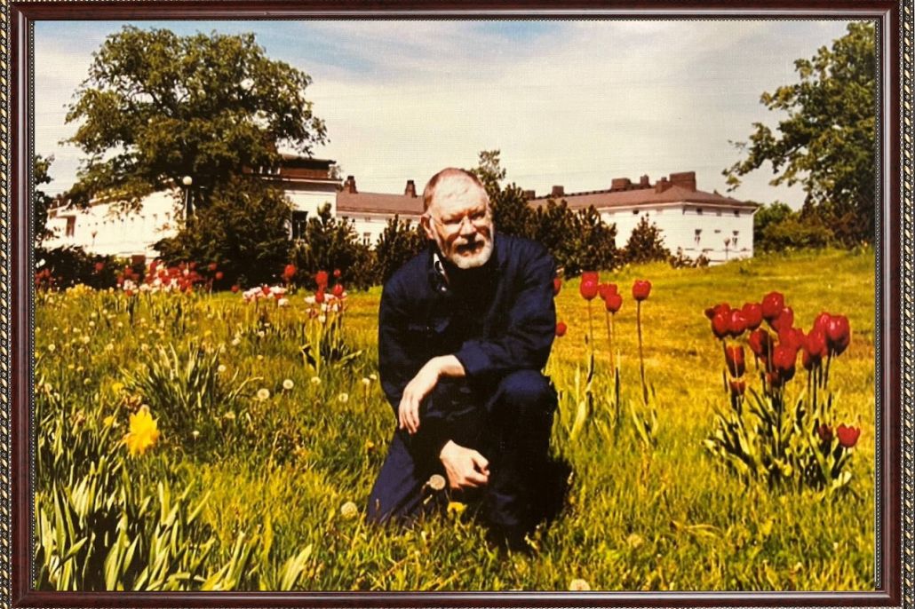 Kuvassa Lapinlahden edesmennyt ylipuutarhuri Arvo Juutilainen kukkien keskellä Lapinlahdessa.