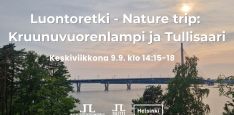 Kruunuvuorenlampi ja Tullisaari retkikuva infoineen. Taustakuva on Kruunuvuorenlammen läheltä merimaisema Kruunuvuorensillalle auringon laskiessa