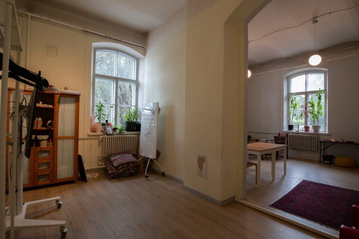 Kuvassa on Venetsia-talon Avoin tila nurkasta kuvattuna.