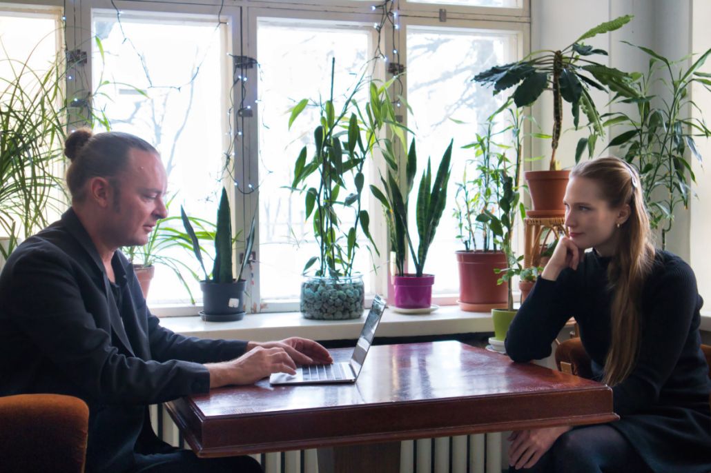 Kuvassa on mies ja nainen istumassa nojatuoleissa ikkunan edessä.