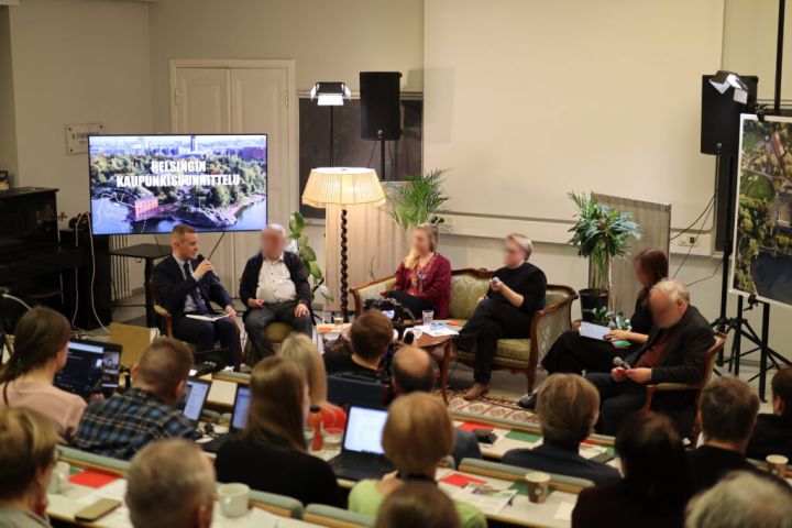 Kuvassa on paneelikeskustelu auditoriossa.