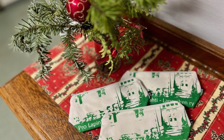 Kuusi, koristeita ja meikkipussukoita