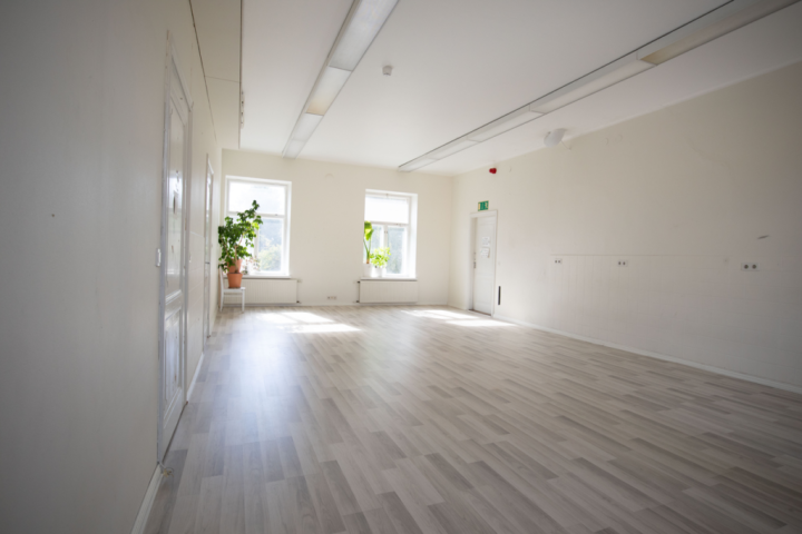 Kuvassa on Wanha labra, jossa ei ole huonekaluja.