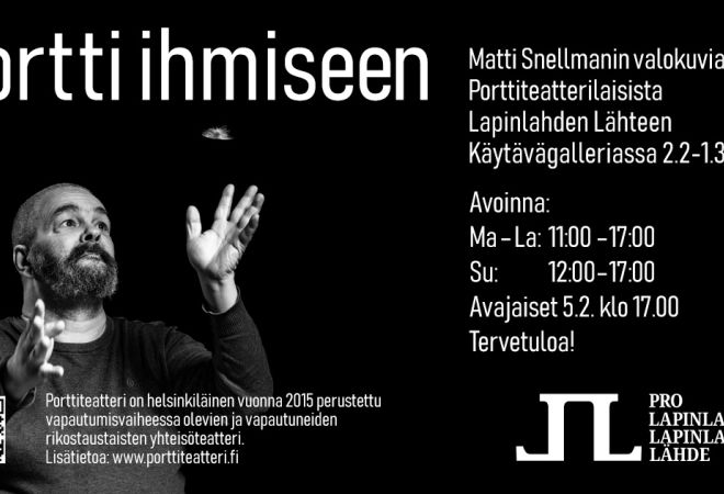 Mustalla taustalla kuva miehestä jolla on käsi ylhäällä.