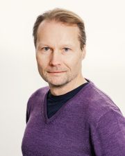 Tule kuuntelemaan mielenkiintoista keskustelua kaupunkiaktivismista tiistaina 27.10. klo 12!
Helsingin yliopiston kaupunkisosiologian dosentti Pasi Mäenpää (VTT) alustaa Lapinlahden Lähteen auditoriossa keskustelua kaupunkiaktivismista, joka 2000-luvun ilmiönä on muovannut kaupunkitilaa ja toisaalta haastanut myös kaupunginhallintoa muuttamaan toimintatapojaan omaehtoisen kaupunkikulttuurin mahdollistamiseksi.
Alustuksen jälkeen auditoriossa jatketaan yhteiskeskustelua tästä myös vahvasti Lapinlahden nykytoimintaan kytkeytyvästä aiheesta.
Tervetuloa keskusteluun!