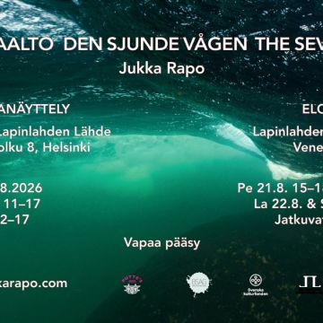 Kuva on Seitsemäs aalto -näyttelyn mainoskuva, jossa tiedot näyttelystä