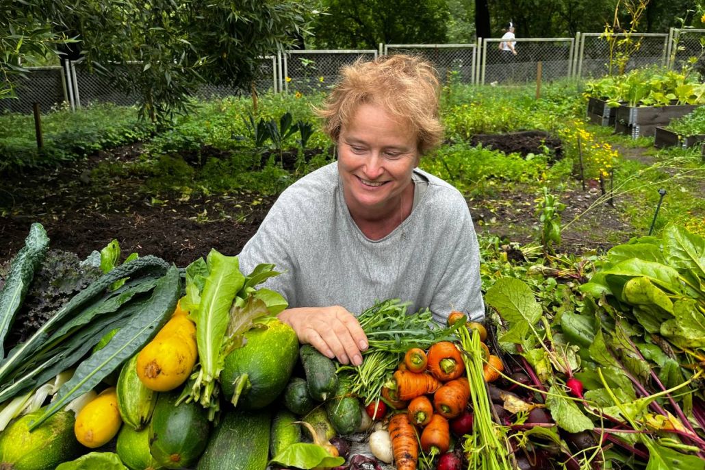 Kuvassa viljelijä kukkien katveessa.