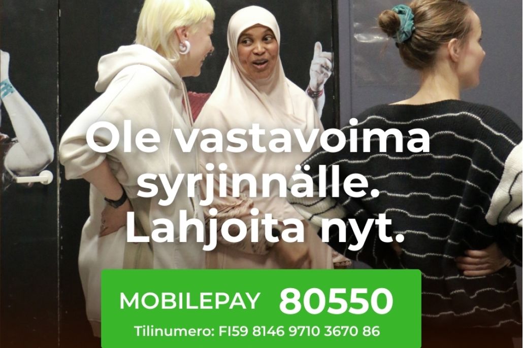 Kuvassa on kolme hymyilevää ihmistä. Kuvassa oleva teksti löytyy blogiuutisen tekstistä.