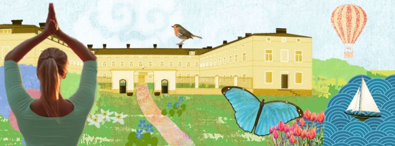 Perhonen, lintu ja kukkia vihreällä nurmikolla, keltaisen rakennuksen edessä.