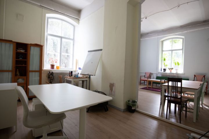 Kuvassa on Avoin tila nurkasta kuvattuna, etualalla vasemmalla on pöytä.