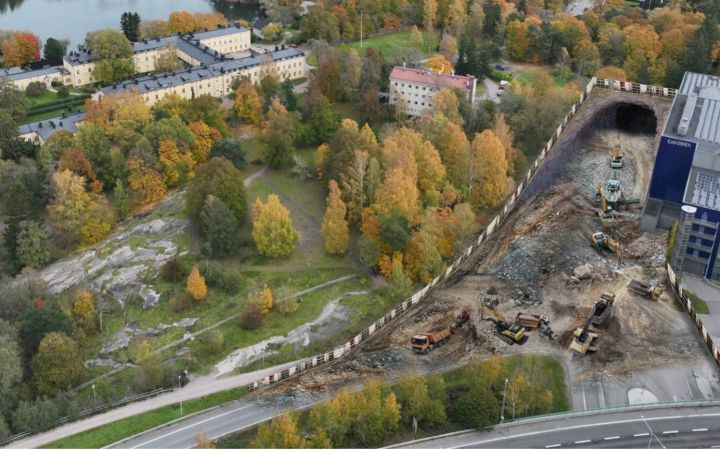 Satamatunnelin työmaasta Lapinlahden puistossa (Klaus Welp).