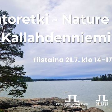 Luontoretki nature trip Kallahdenniemi aika ja logot. Taustakuva Kallahdenniemen kärjestä jossa mänty, kalliota ja laaja maisema merelle hieman pilvisellä säällä