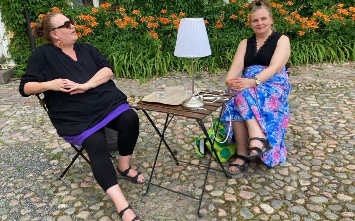 Ihmisiä Lähteellä Anne Korhonen ja Tanja Parantainen Teatteri Ilmiöstä