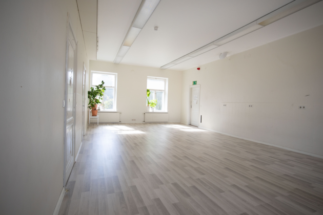 Kuvassa on Wanha labra, jossa ei ole huonekaluja.