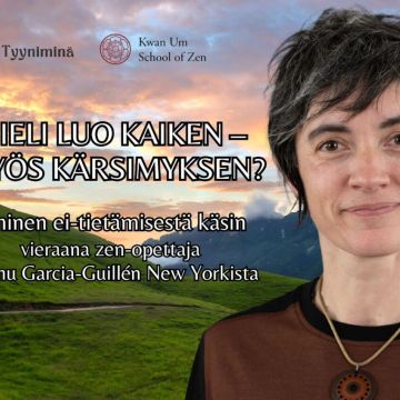 Nainen hymyilee vihreällä niityllä auringonlaskun aikaan.