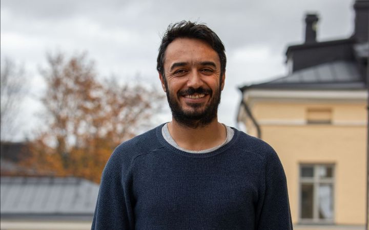 Ihmisiä lähteellä Amjad Sher