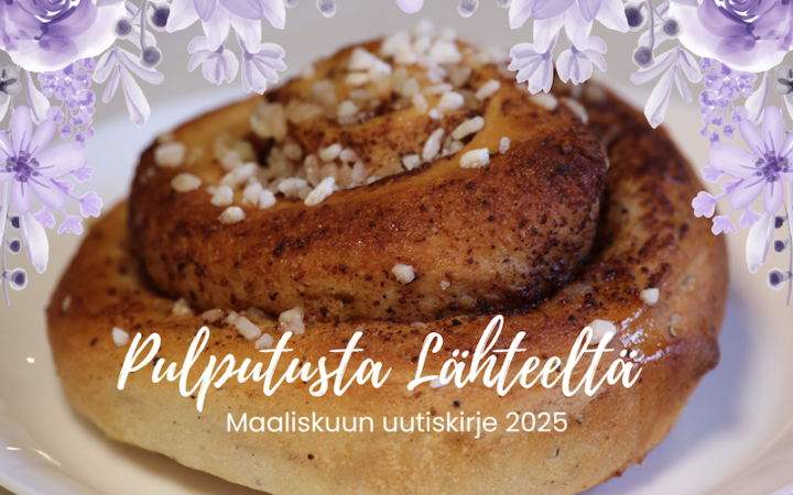 Kuvassa Kahvila Lähteen muhkea korvapuusti ja kukkasia.